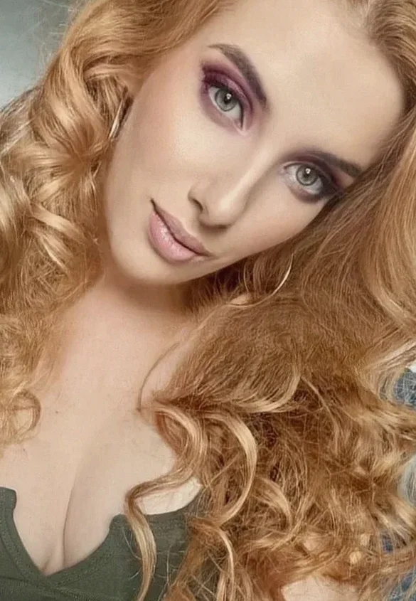 ANNIE CHLOE